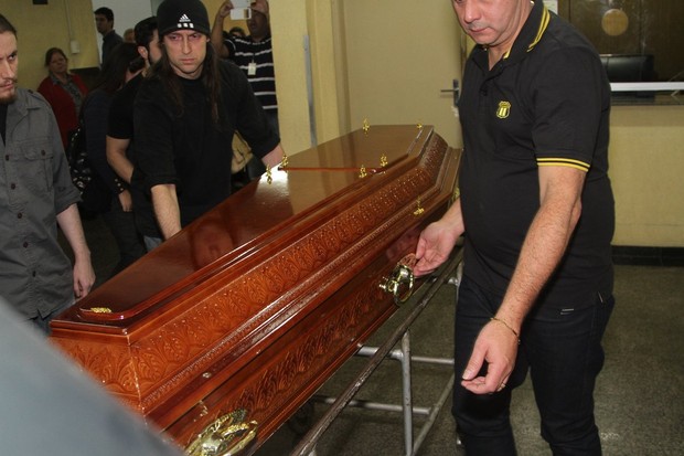 Saída do caixão com corpo de Fausto Fanti (Foto: Thiago Duran / AgNews)