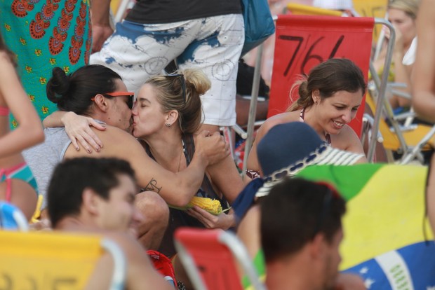 Danielle Winits beija André Gonçalves (Foto: Dilson Silva/AgNews)