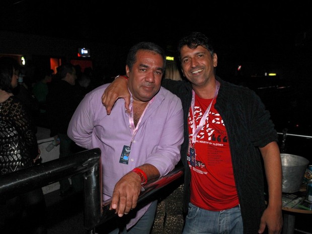 Mauro Machado, pai da Anitta (à direita), em show da cantora no Rio (Foto: Isac Luz/ EGO)