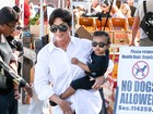 Kris Jenner passeia com a netinha North, filha de Kim Kardashian