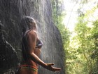 Dani Suzuki posa de biquíni em cachoeira: 'Muita vida ao nosso redor'