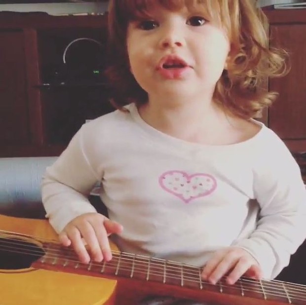 Filha de Dado Dolabella tocando violão (Foto: Instagram / Reprodução)