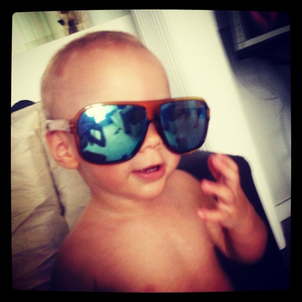 Neymar posta foto do filho com óculos escuros (Foto: Instagram)