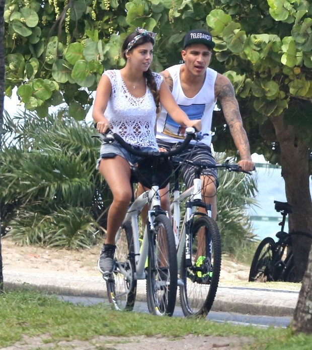 Paolo Guerreiro e Namorada pedalam na Orla da Barra da Tijuca (Foto: Raposão / AgNews)