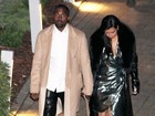 Kim Kardashian exibe pernas torneadas ao sair com Kanye West