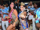 Solange Gomes usa vestido decotado em coroação de Luana Caetano