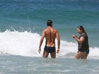 Cauã Reymond mostra a ótima forma em praia e quase entorta o pescoço de banhistas 