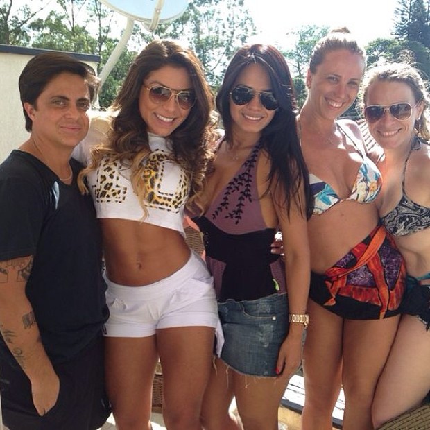 Thammy Miranda e a namorada com amigos (Foto: Reprodução/Instagram)