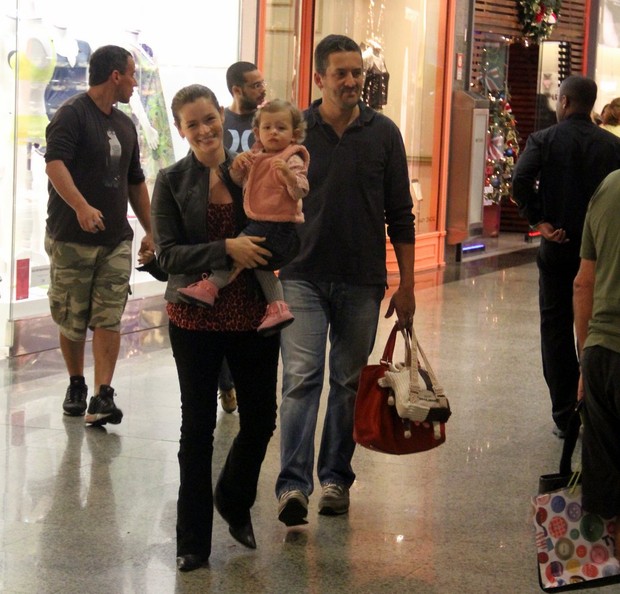 Bianca Castanho com filha e marido em shopping (Foto: Marcus Pavão/ Agnews)