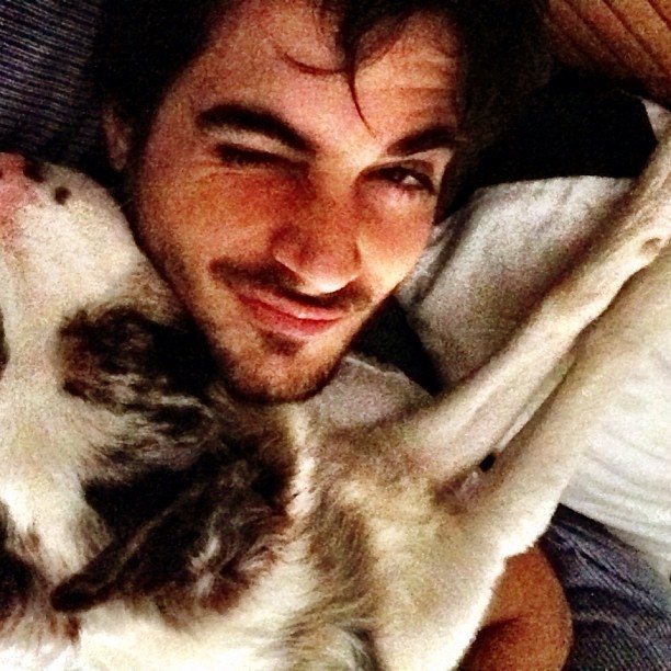 Fiuk acorda com abraçado à cachorra (Foto: Reprodução/ Instagram)