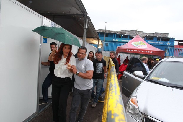 Ivete Sangalo enfrenta chuva na chegada à Apoteose, no Rio, antes de show (Foto: Marcello Sá Barretto e Daniel Pinheiro / AgNews)
