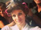 Isabeli Fontana posta foto usando bobes no cabelo