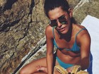 Mariana Goldfarb exibe bronzeado intenso em férias na praia do Algarve