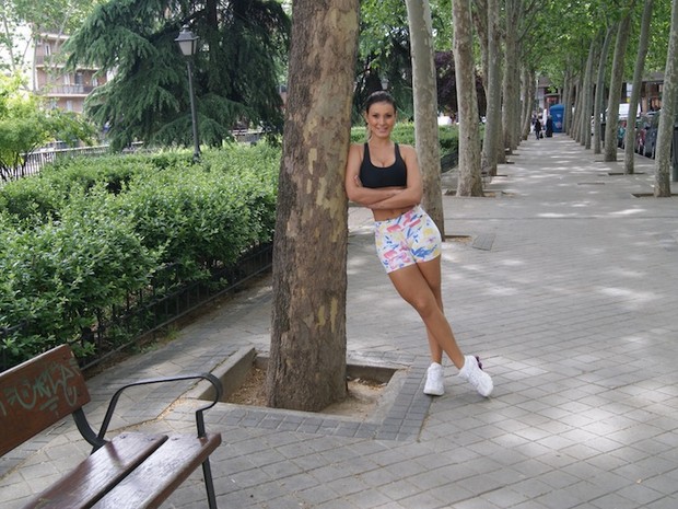 Andressa Urach em parque da Espanha (Foto: Cacau Oliver / Divulgação)
