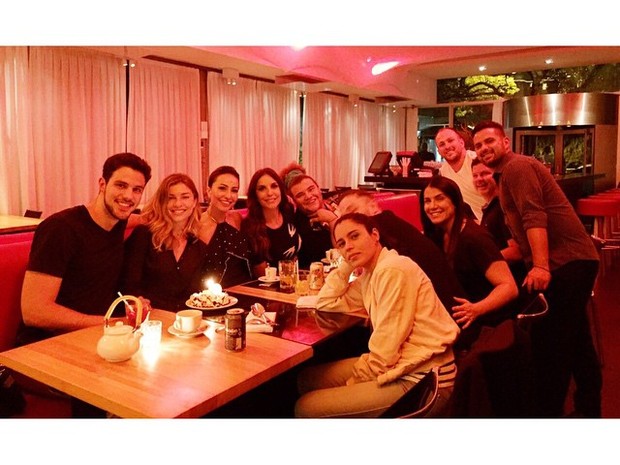 Ivete Sangalo, Grazi Massafera e Sabrina Sato com amigos em restaurante em São Paulo (Foto: Instagram/ Reprodução)