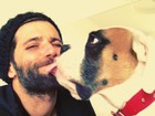 Bruno Gagliasso se diverte com cachorro: 'Beijo na boca do papai'