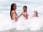 Cynthia Howlett curte dia de praia com a filha