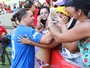 Wesley Safadão é tietado por fãs em jogo com Aline Riscado na torcida