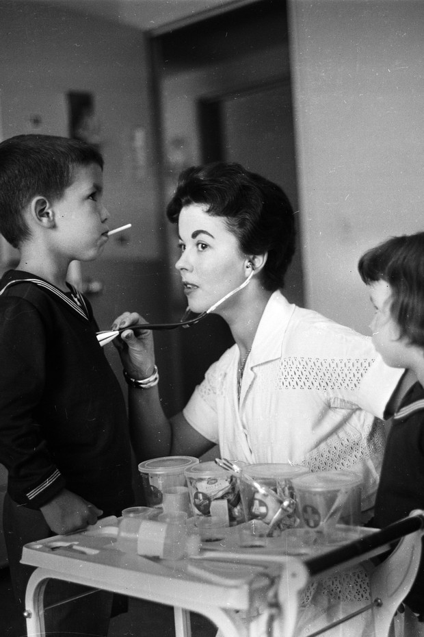 Shirley Temple com os filhos em 1957  (Foto: Getty Images/Agência)