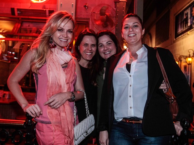 Eliana com amigas em restaurante em São Paulo (Foto: Leo Franco/ Ag. News)