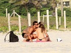 Yuri e a namorada trocam carinhos na praia