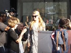 Paris Hilton leva multa enquanto atende fãs em estacionamento