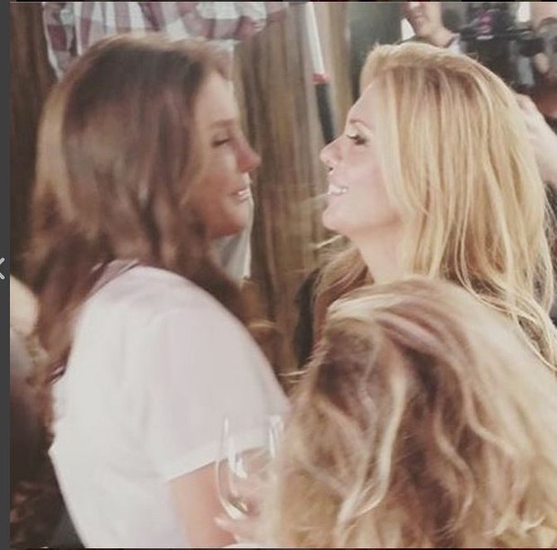 Caitlyn Jenner e Candis Cayne em momento de intimidade na parada gay em Nova York (Foto: Reprodução Instagram)