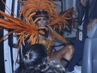 Ex-BBB Fabiana machuca o pé no desfile da Tom Maior, em São Paulo
