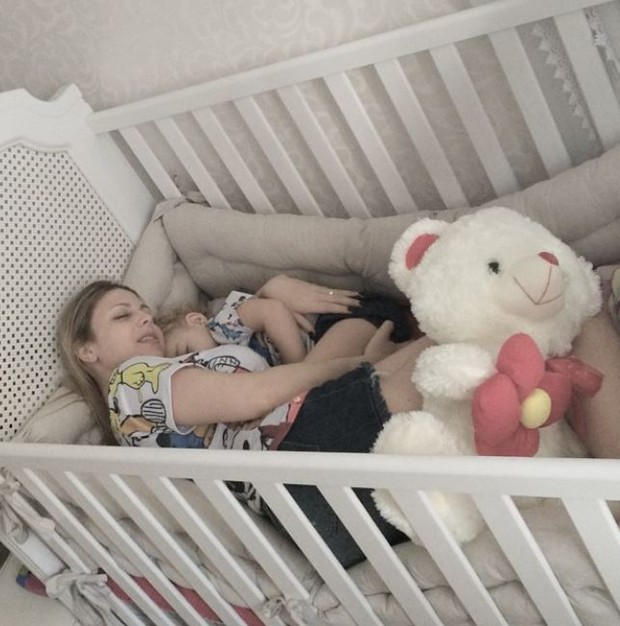 Sheila Mello dorme com a filha no berço (Foto: Reprodução/ Instagram)