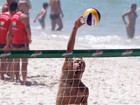 Roger Flores aproveita férias jogando vôlei com amigos em praia carioca