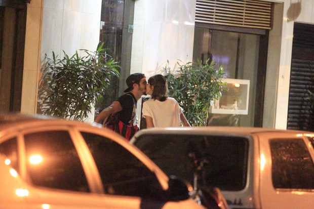 Caio Castro e Maria Casadevall se beijam  (Foto: Delson Silva / AgNews)