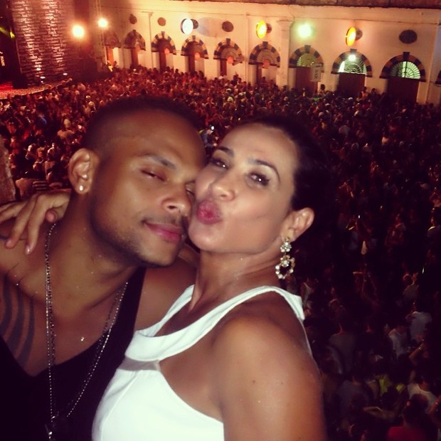 Scheila Carvalho com o marido, Tony Salles, em show em Salvador, na Bahia (Foto: Instagram/ Reprodução)