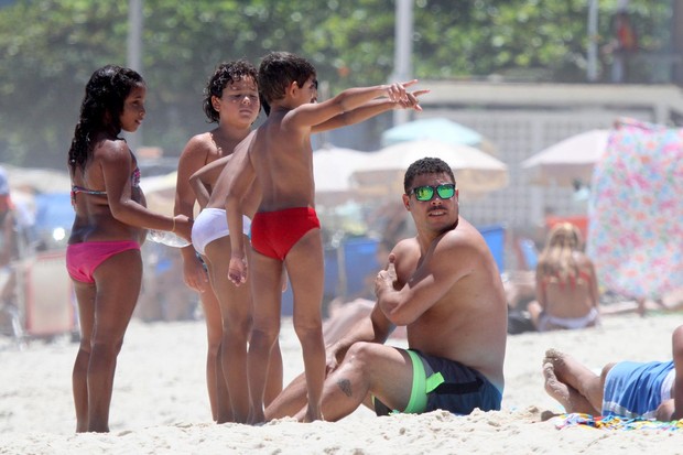 Ronaldo com os filhos na praia (Foto: André Freitas / AgNews)