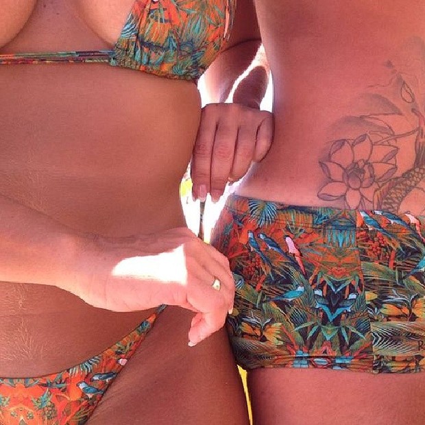Viviane Araújo e namorado com a mesma estampa em praia (Foto: Instagram / Reprodução)