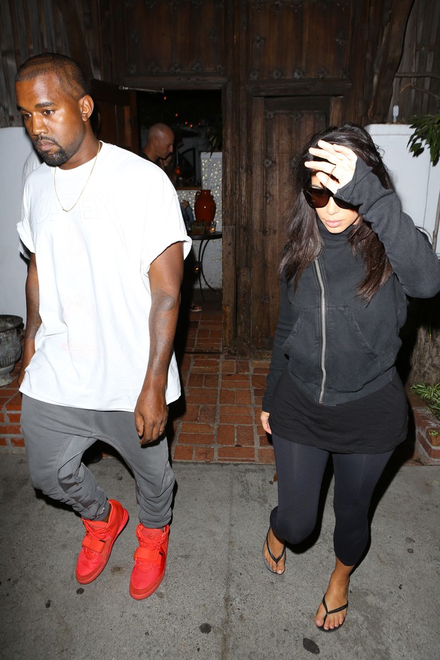 X17 - Kim Kardashian e Kanye West em restaurante de Los Angeles, nos Estados Unidos (Foto: X17online/ Agência)