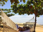Isis Valverde relaxa de biquíni na rede em praia de Jericoacoara