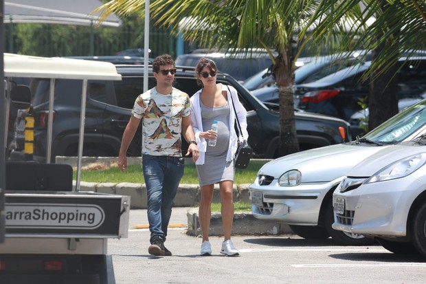 Sophie Charlotte e Daniel de Oliveira vão as compras no Shopping da Barra da Tijuca, RJ (Foto: Dilson Silva / Agnews)