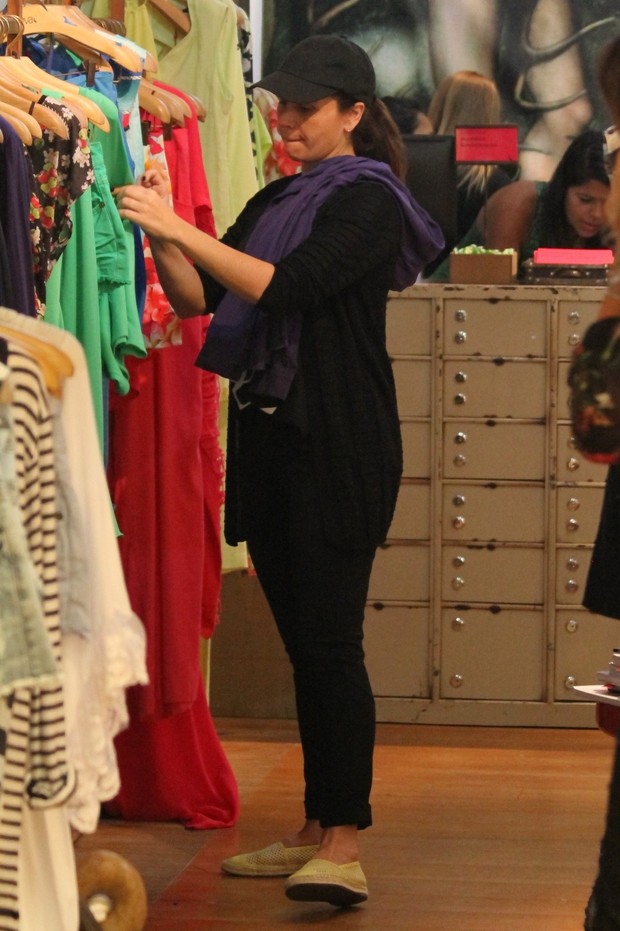 Giovanna Antonelli no shopping (Foto: Wallace Barbosa / AgNews)