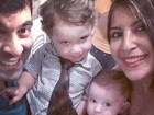 Em família! Priscila Pires faz selfie com marido e os filhos