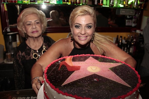 Ex-BBB Cida Moraes comemora aniversário em bar na Zona Sul do Rio (Foto: Isac Luz/ EGO)