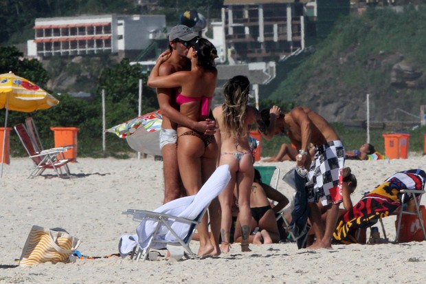Giba e a esposa na praia (Foto: Marcos Ferreira / Photo Rio News)