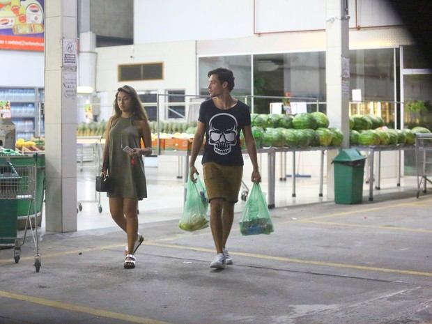 Carolina oliveira com seu namorado novo em Hortifruti no Recreio dos Bandeirantes (Foto: AgNews / AgNews)