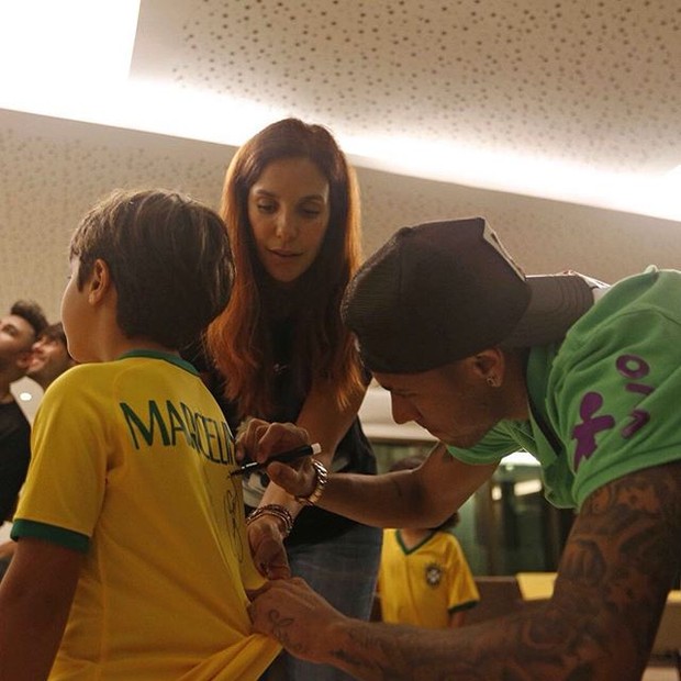 Ivete Sangalo com o filho, Marcelo, e com Neymar em Salvador, na Bahia (Foto: Instagram/ Reprodução)