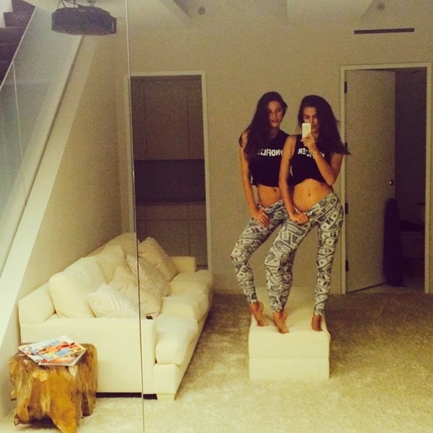 Irina Shayk posa com amiga Nadejda Savcova  (Foto: Instagram/ Reprodução)