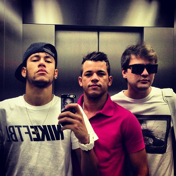 Neymar com amigos no elevador (Foto: Reprodução/Instagram)