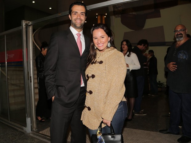 Mariana Belém, grávida, e o marido, Cristiano Saab, em show em São Paulo (Foto: Denilson Santos/ Ag. News)