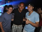 Conca, Thiago Silva e mais jogadores curtem noite de samba no Rio