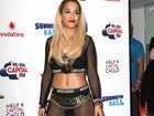 Rita Ora escolhe look transparente para ir a festival em Londres