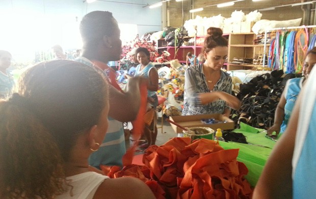 Suzana Pires visita o barracão da Vila Isabel (Foto: Divulgação)