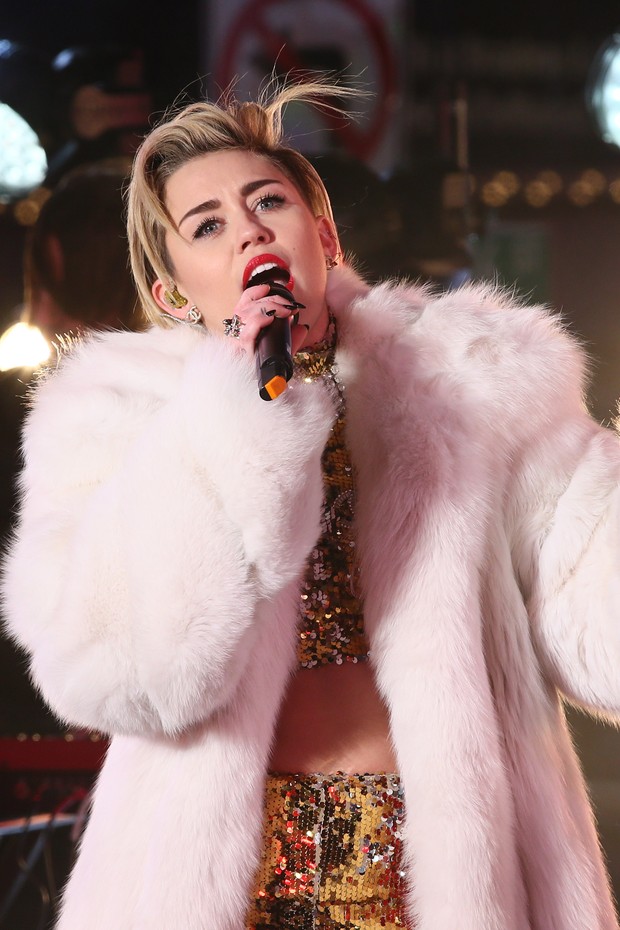 Miley Cyrus canta na virada do ano em Nova York (Foto: AFP)